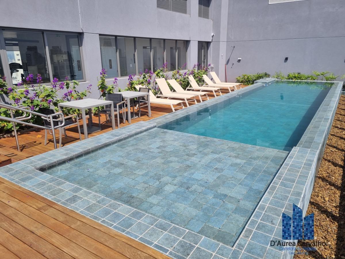 Piscina com Borda Infinita e Solarium