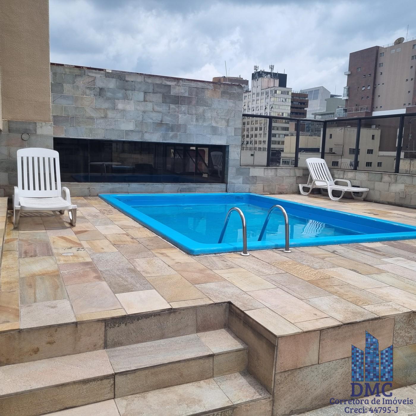 Piscina com Solaium