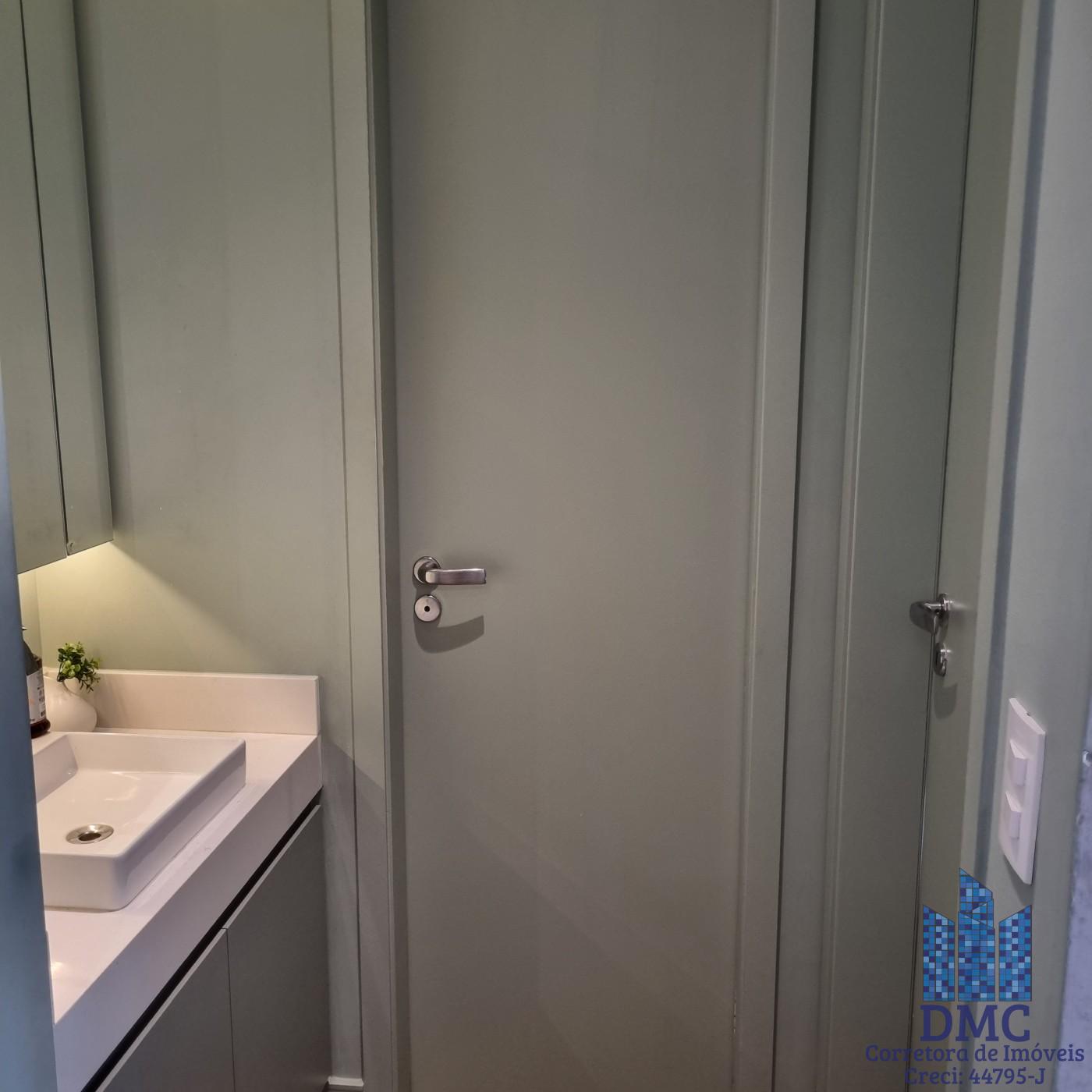 Lavabo com Banheiro Social